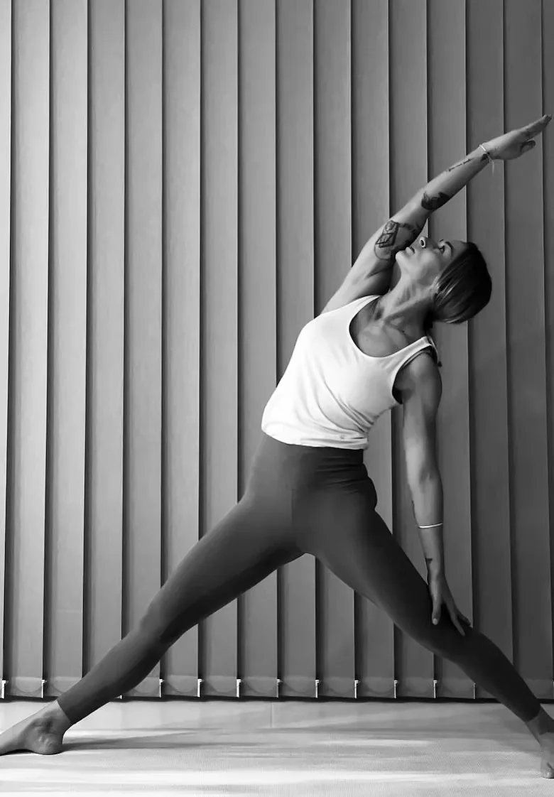 Anna, fundadora de Nala Yoga, practicando