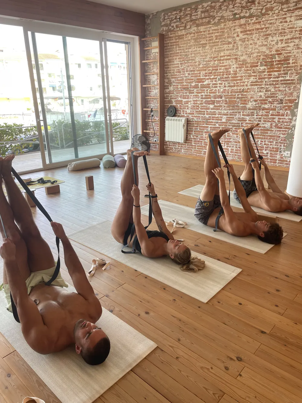 Estiramiento de piernas con cinta en la sala